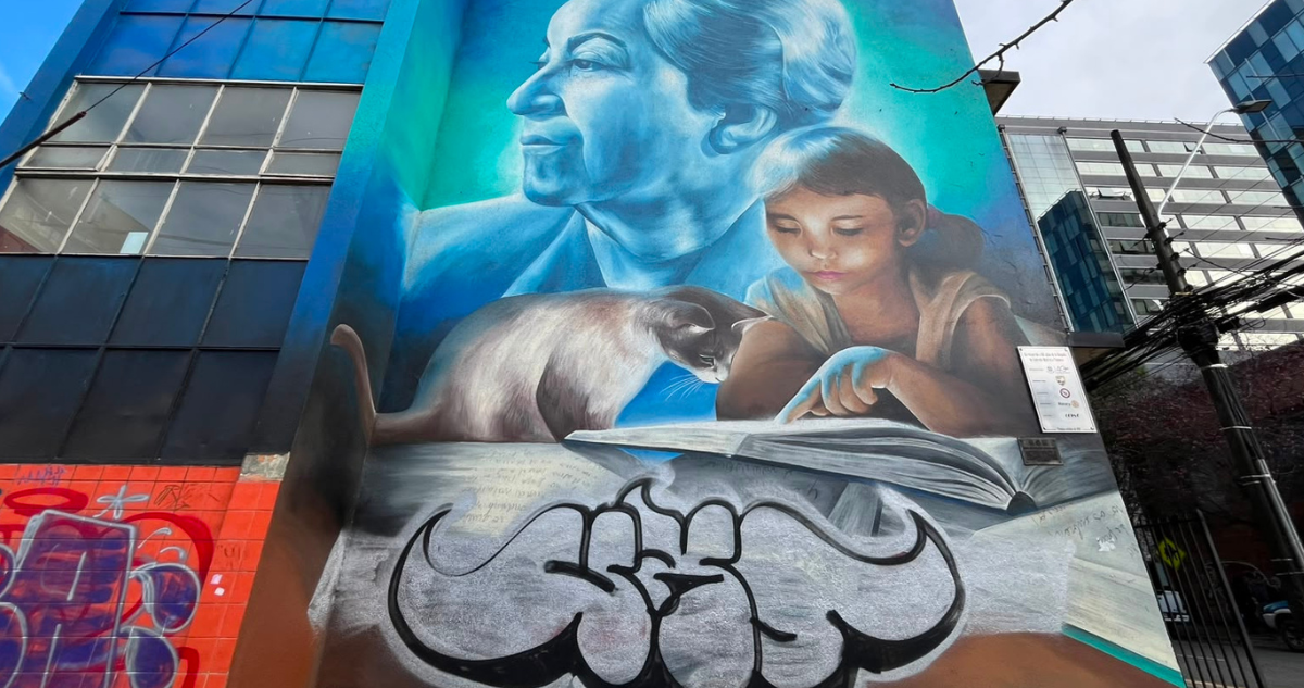 Vandalizan con grafiti mural que reconoce legado de Premio Nobel, Gabriela Mistral, en Temuco