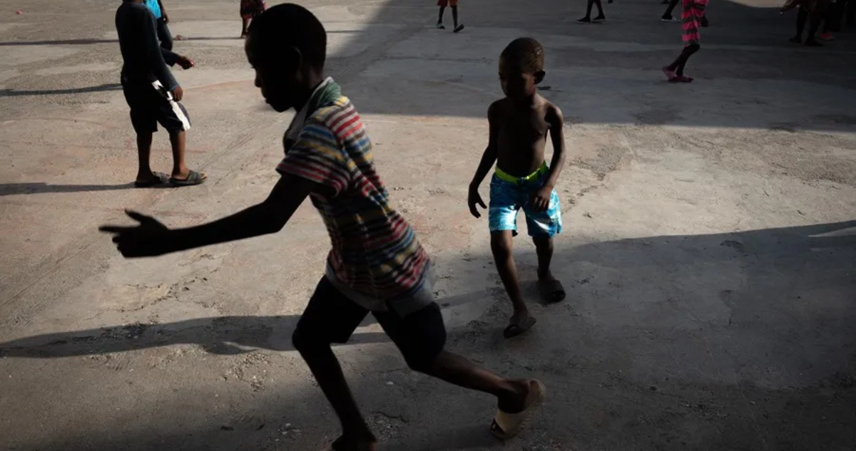 Imagen de archivo de niños haitianos jugando en un campamento improvisado en Puerto Príncipe