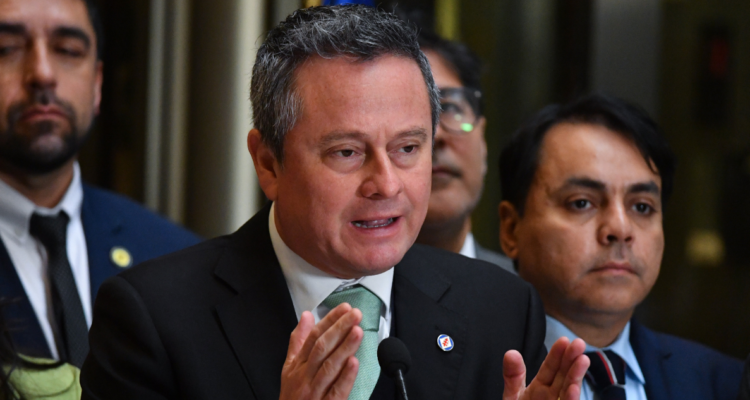 Ortiz (DC): "Sacar todas las platas del esfuerzo de personas que son deudoras del CAE no es la forma"