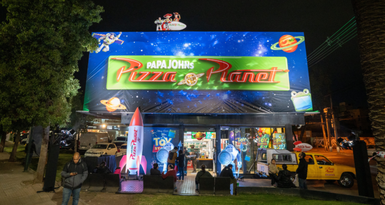 Transforman tienda capitalina de Papa Johns en "Pizza Planeta" para celebrar estreno de Toy Story 5
