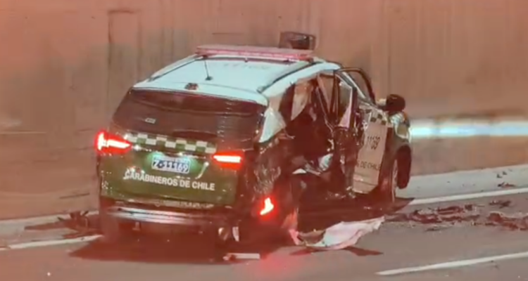 Patrulla de Carabineros termina destruida tras choque en autopista capitalina