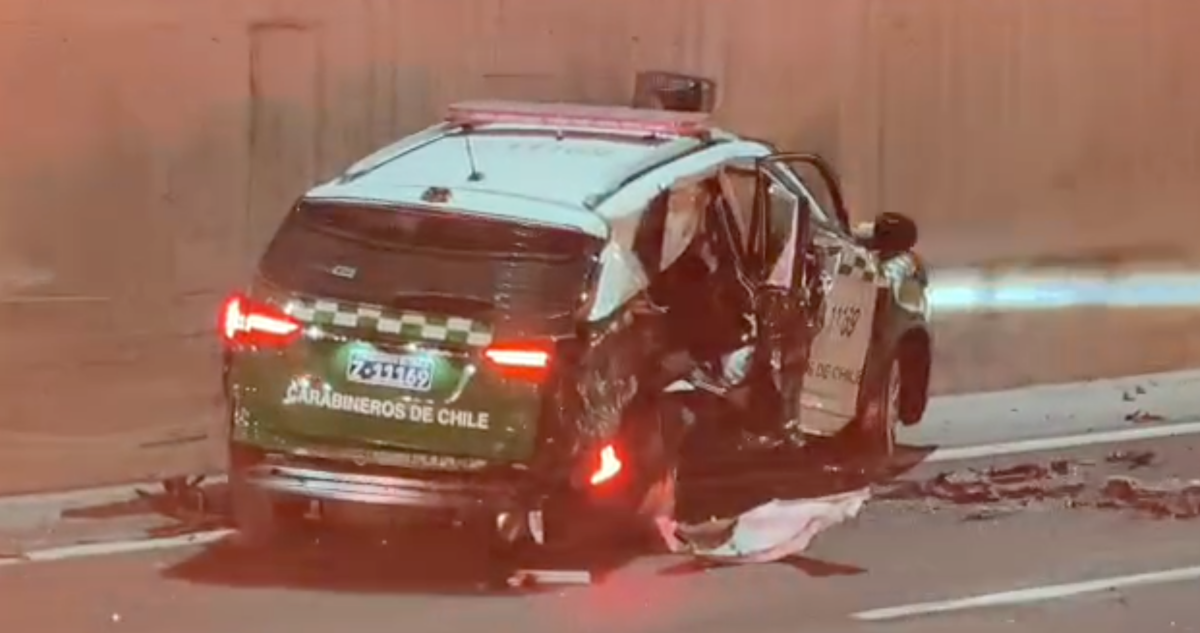 Patrulla de Carabineros termina destruida tras choque en autopista capitalina