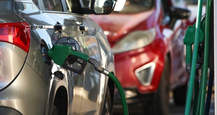 PDI investiga robo de vehículo y atropello en servicentro de Vitacura: víctimas cargaban combustible