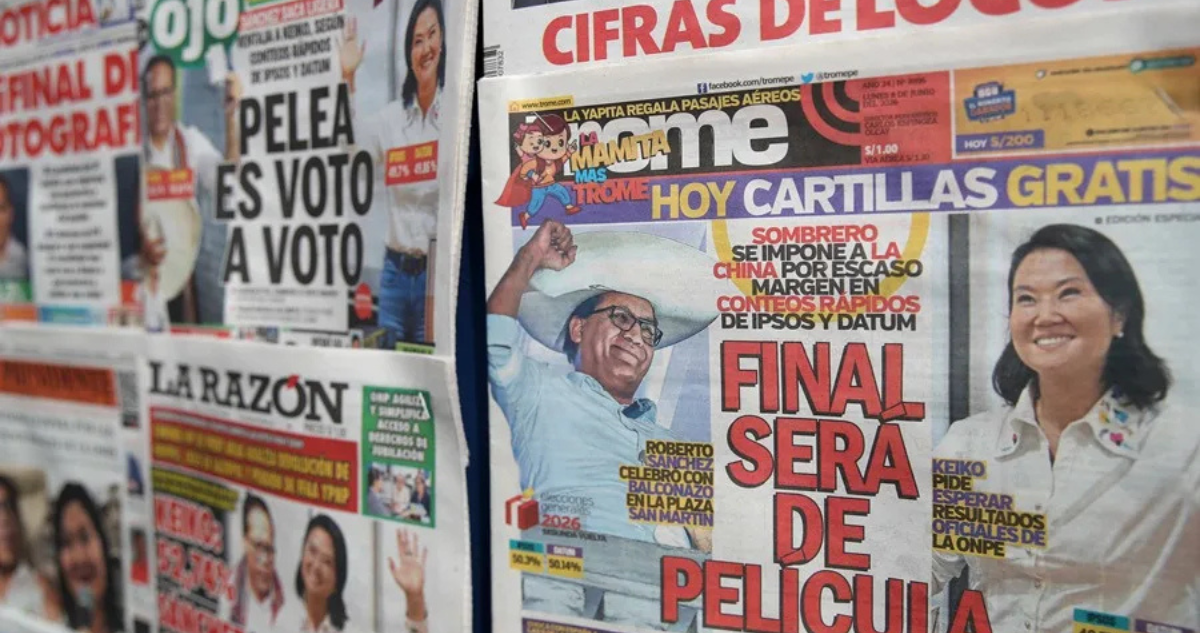 Fotografía que muestra portadas de distintos diarios en Lima