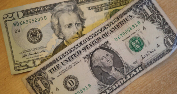 Peso chileno pierde terreno mientras el dólar se fortalece frente a las principales monedas globales