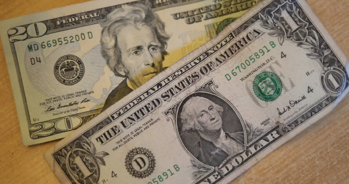 Peso chileno pierde terreno mientras el dólar se fortalece frente a las principales monedas globales