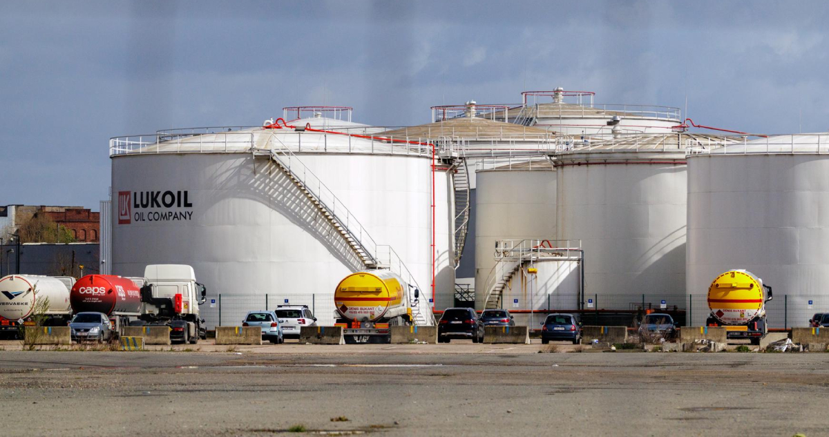 El petróleo sigue bajando en los mercados globales con el brent tocando niveles previos a la guerra