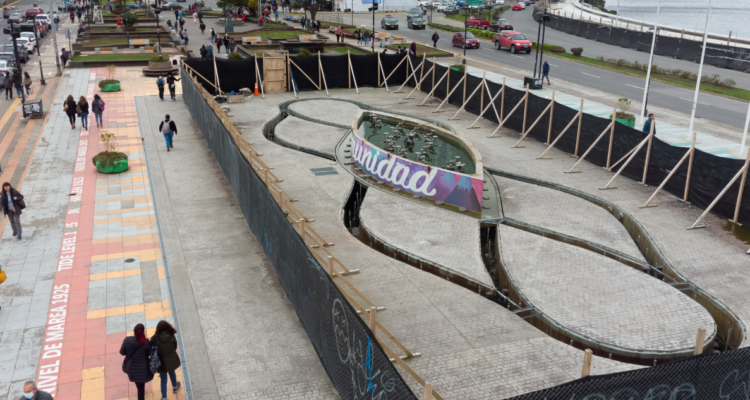 Alcalde de Puerto Montt anuncia consulta para definir futuro de espacio de pileta de aguas danzantes