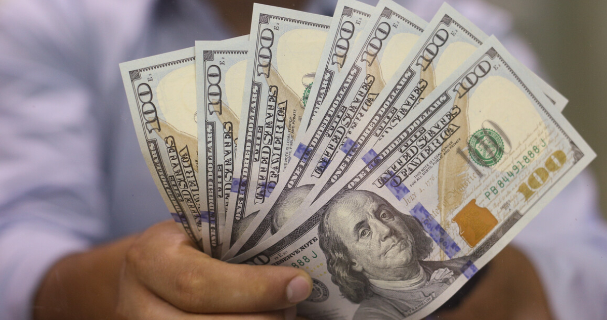 Dólar cae hasta los $890 mientras mejora el ánimo global por acuerdo de paz de EEUU e Irán