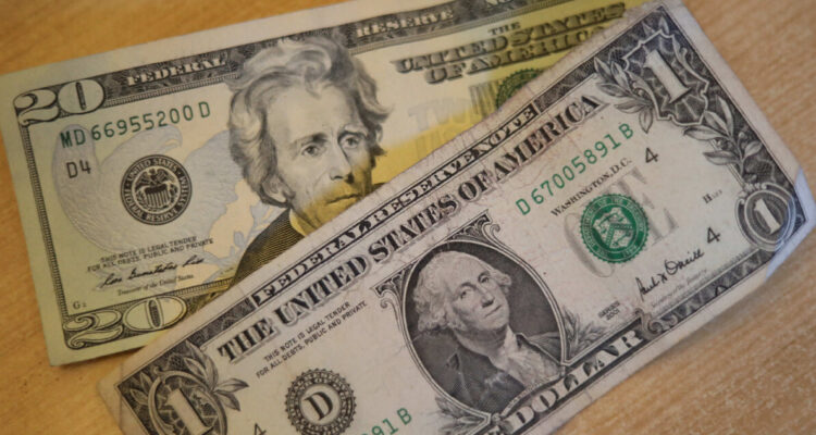 Dólar se dispara unos $20 tras datos laborales en EEUU y un cobre que cae por temores de nuevo arancel