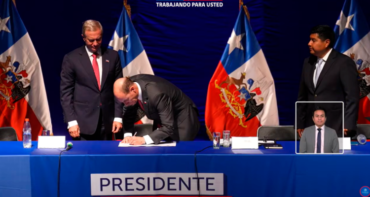 Presidente y Ministro de Seguridad firman proyectos de ley anunciados para reforzar control fronterizo