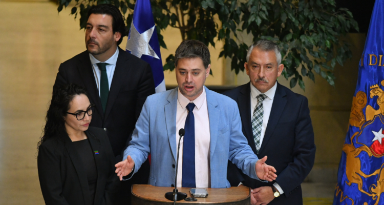 PS acusa inconsistencia del Gobierno en querer aumentar deuda: dicen que busca financiar megarreforma
