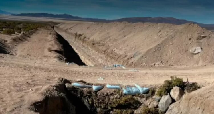 "No involucró maquinaria pesada": comisionado de Macrozona Norte detalla puente clandestino en zanja