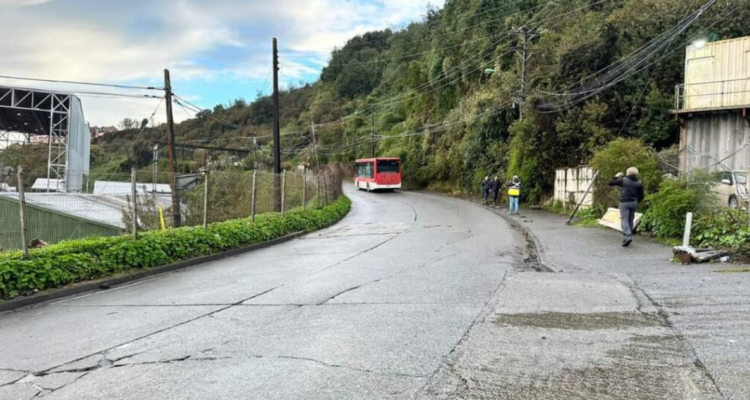 https://media.biobiochile.cl/wp-content/uploads/2026/06/puerto-montt-municipio-admite-no-tener-capacidad-para-prevenir-remociones-en-masa-en-ruta-chinquihue-750x400.png