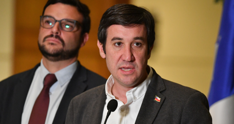 Ramírez asegura que ningún diputado UDI firmará AC contra Grau, aunque luego evaluarán su mérito