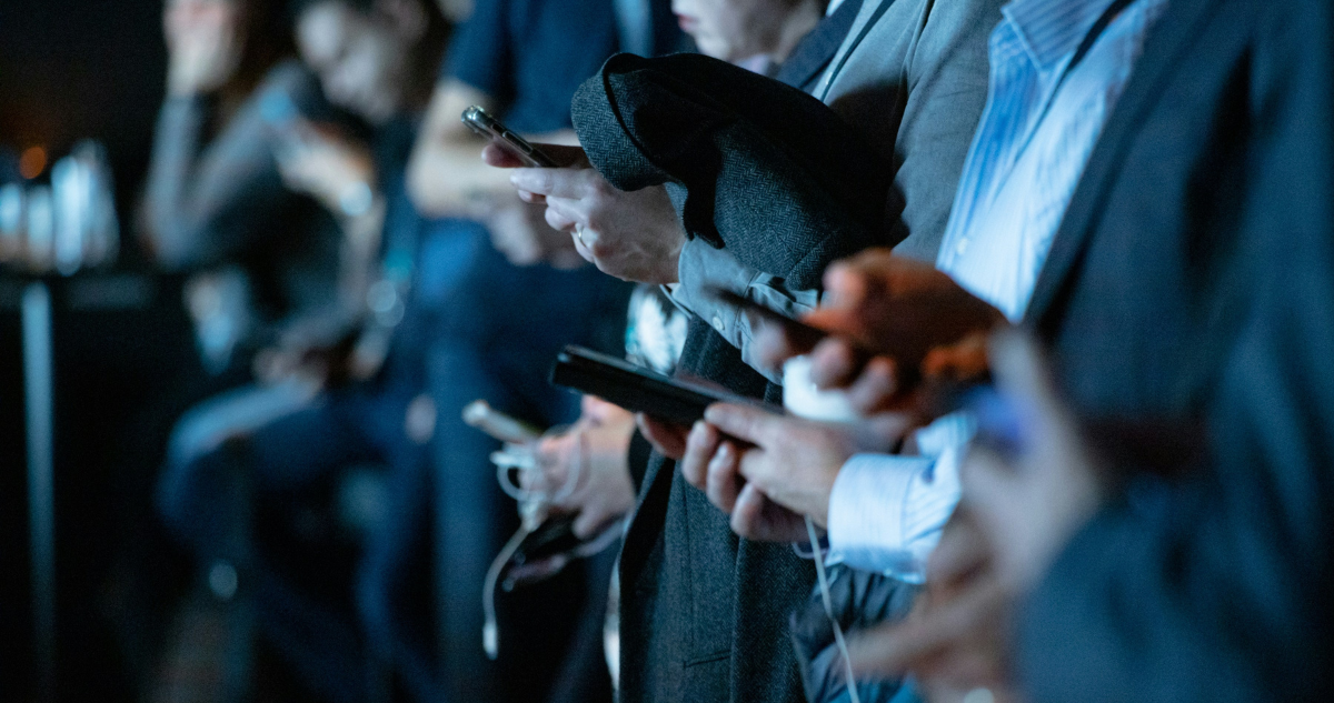 Personas utilizando sus celulares