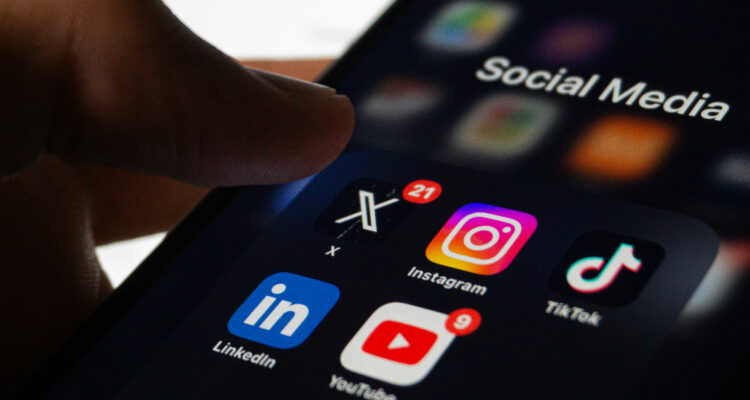 Foto de redes sociales para ilustrar nota sobre el consumo de noticias