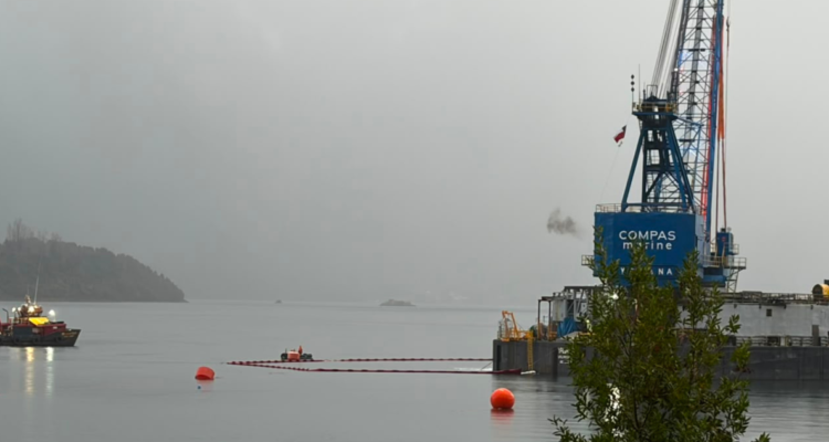 https://media.biobiochile.cl/wp-content/uploads/2026/06/reflotan-el-konimo-i-a-5-meses-del-hundimiento-que-dejo-6-muertos-en-el-estuario-del-reloncavi-750x400.png