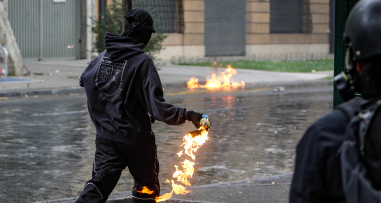Persona cometiendo un acto vandálico.
