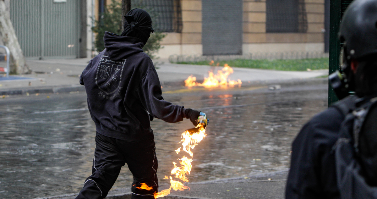 Persona cometiendo un acto vandálico.