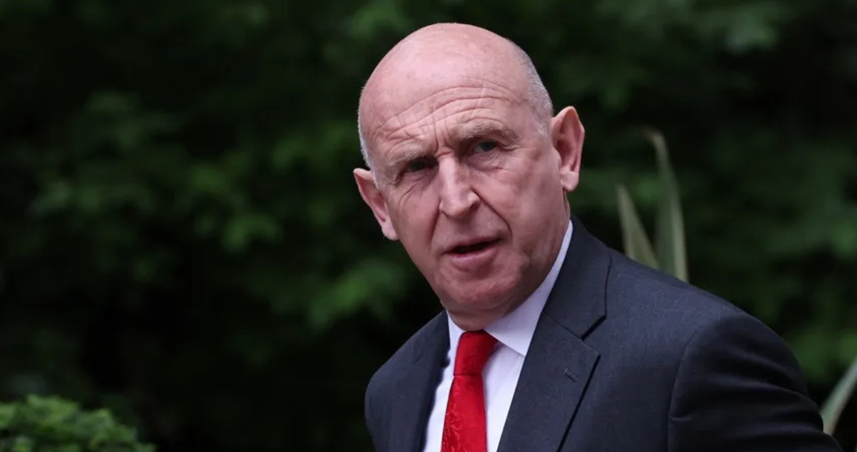 El renunciado ministro de Defensa británico, John Healey