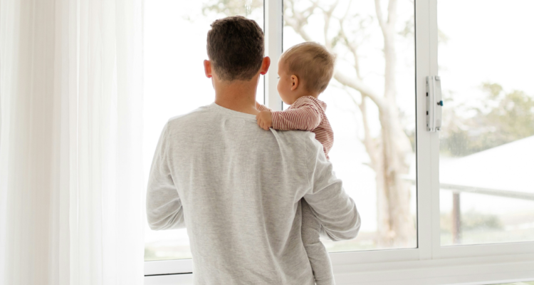 Padre con un niño en sus brazos.
