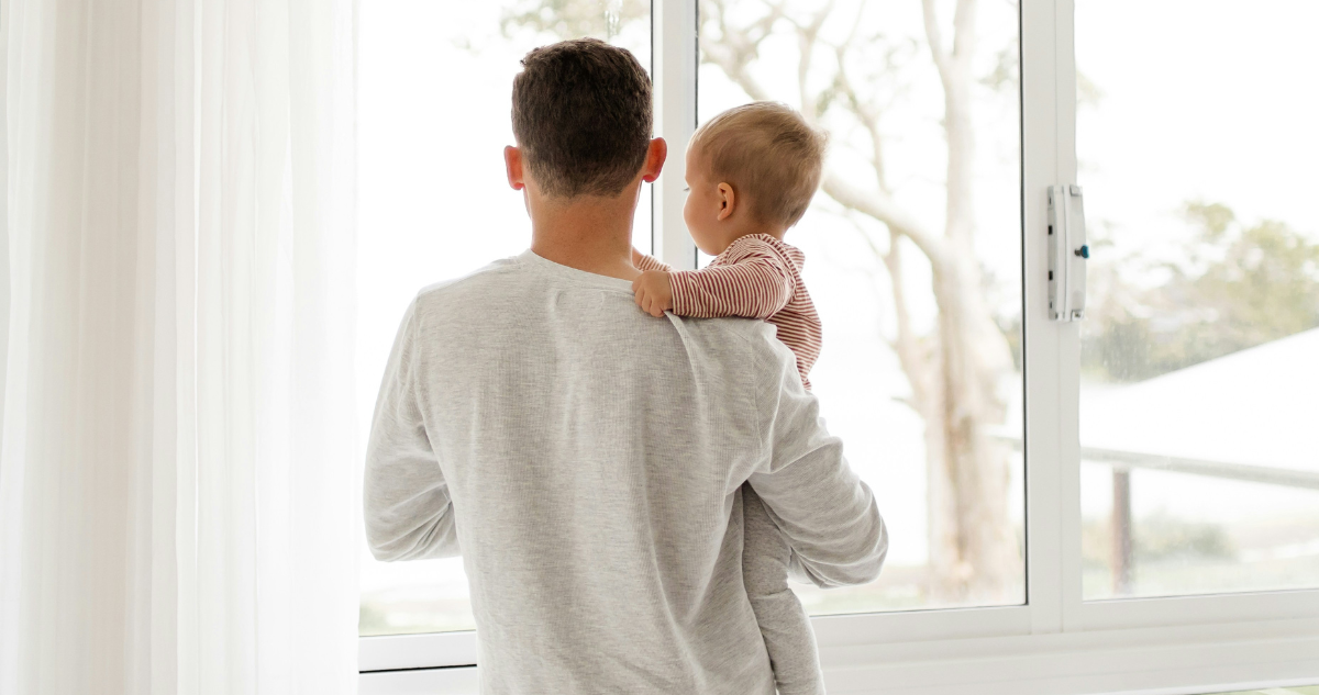 Padre con un niño en sus brazos.