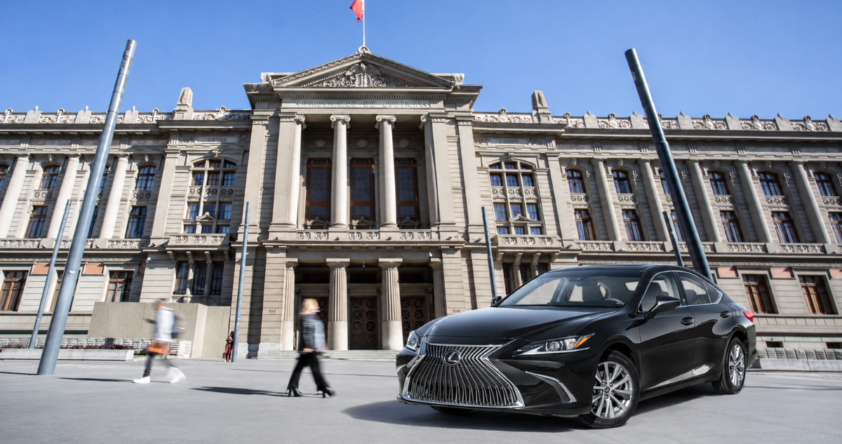 Imagen del Palacio de Tribunales de Justicia en Santiago y un Lexus al frente estacionado, puesto con edición e IA.