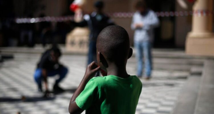 Reportan que 7 niños haitianos fueron encontrados en Estación Central viviendo hacinados y con tutor