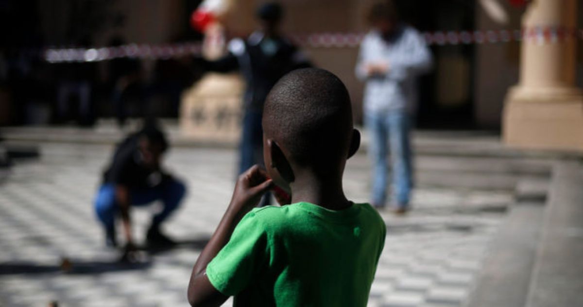 Reportan que 7 niños haitianos fueron encontrados en Estación Central viviendo hacinados y con tutor