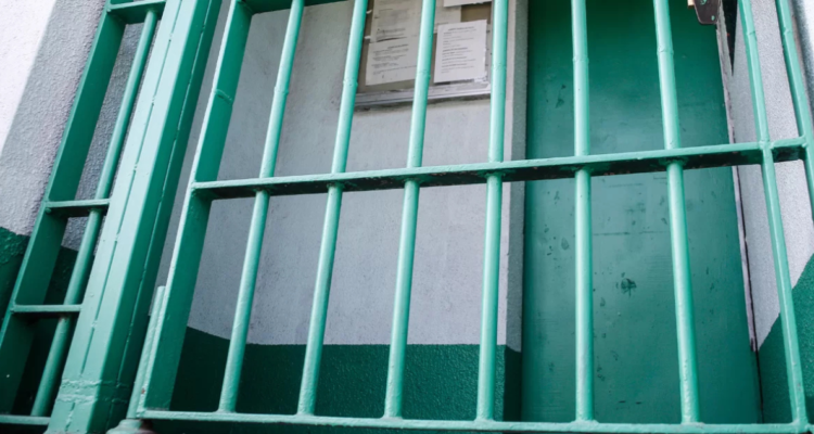 Foto de contexto de rejas de un recinto penitenciario.