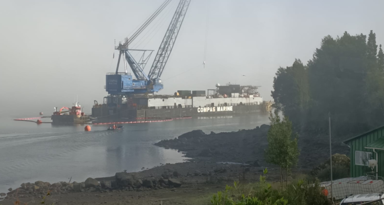 Retoman maniobras para reflotar embarcación donde murieron seis personas en el Estuario del Reloncaví