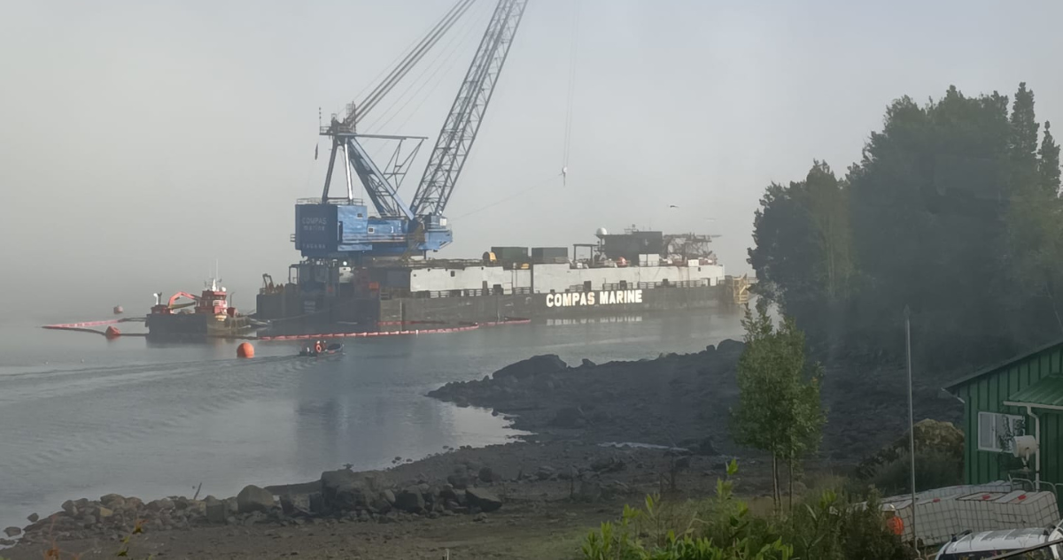 Retoman maniobras para reflotar embarcación donde murieron seis personas en el Estuario del Reloncaví