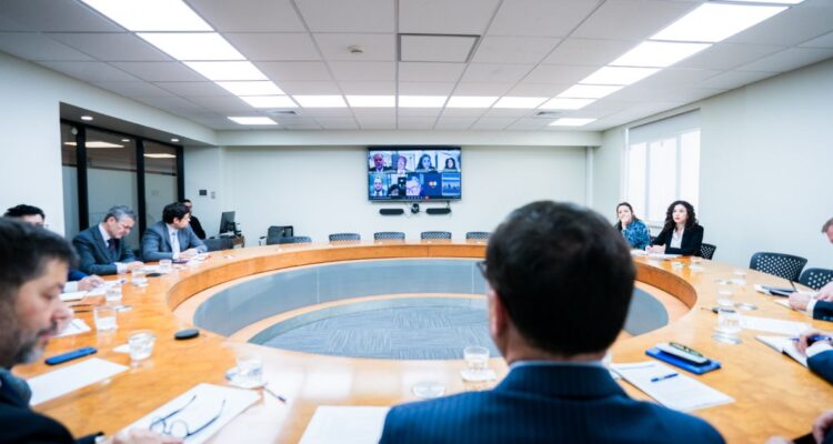 Canciller Pérez en reunión con embajadores