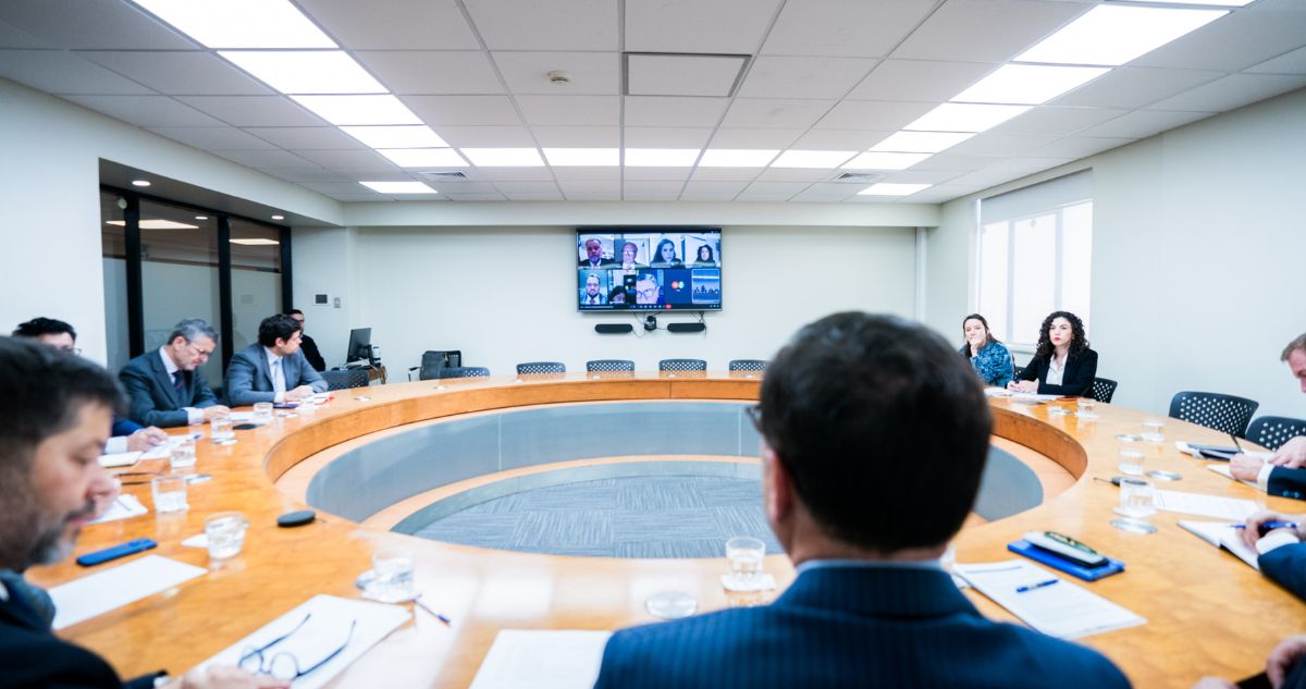 Canciller Pérez en reunión con embajadores