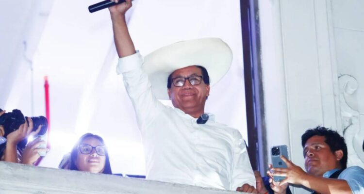 Elecciones en Perú se definen voto a voto: conteo rápido favorece a Sánchez sobre Fujimori