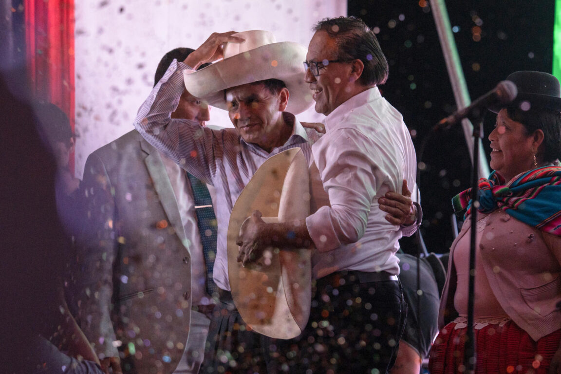 El candidato Roberto Sánchez (c) y el hermano del expresidente de Pedro Castillo, José Mercedes Castillo (i) 