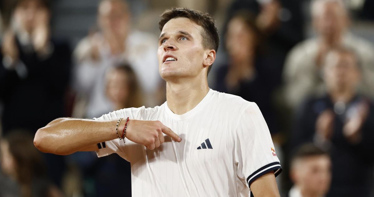 Jakub Mensik frenó a Fonseca y dejó Roland Garros sin sudamericanos.