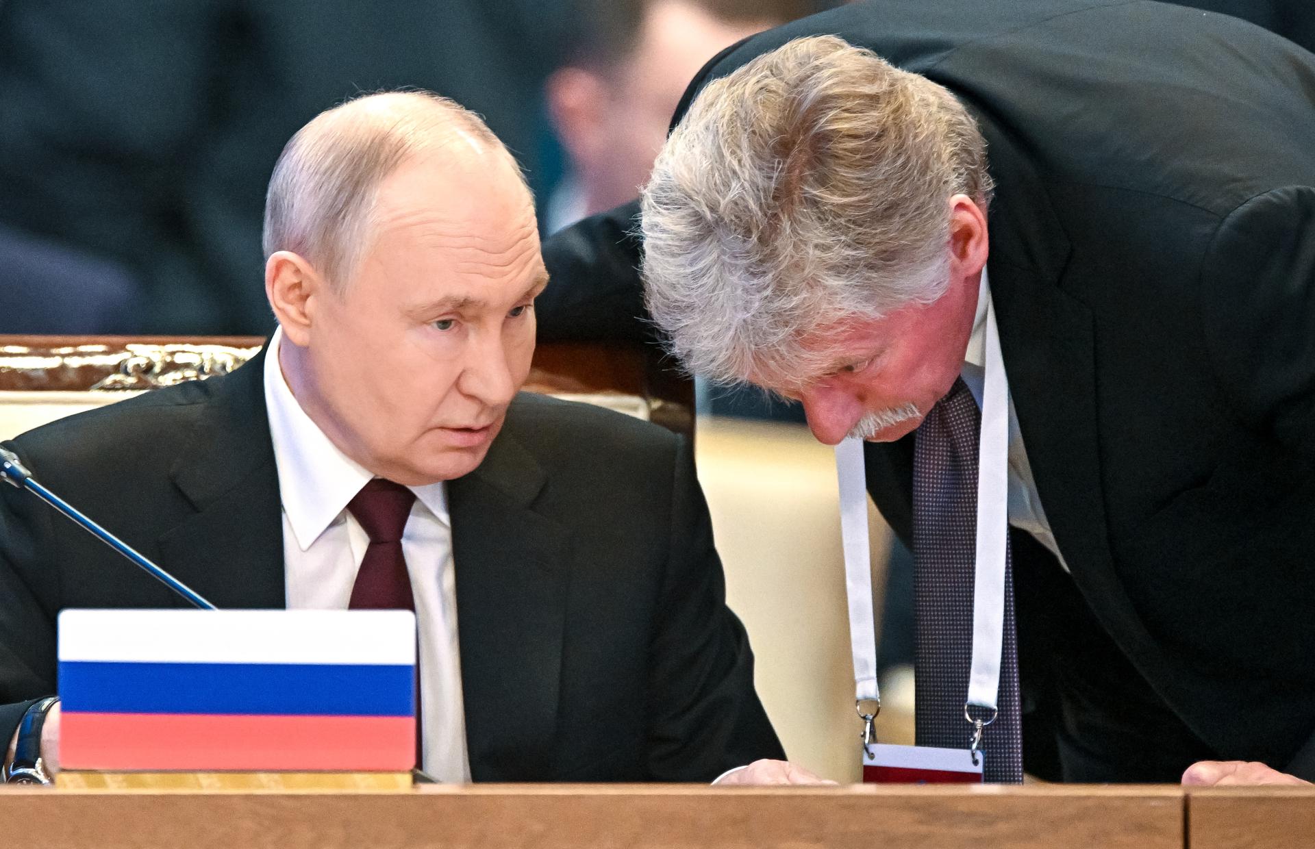 El presidente ruso Vladimir Putin y el portavoz del Kremlin Dmitry Peskov en una cumbre del Consejo Económico Supremo de Eurasia en Kazajistán