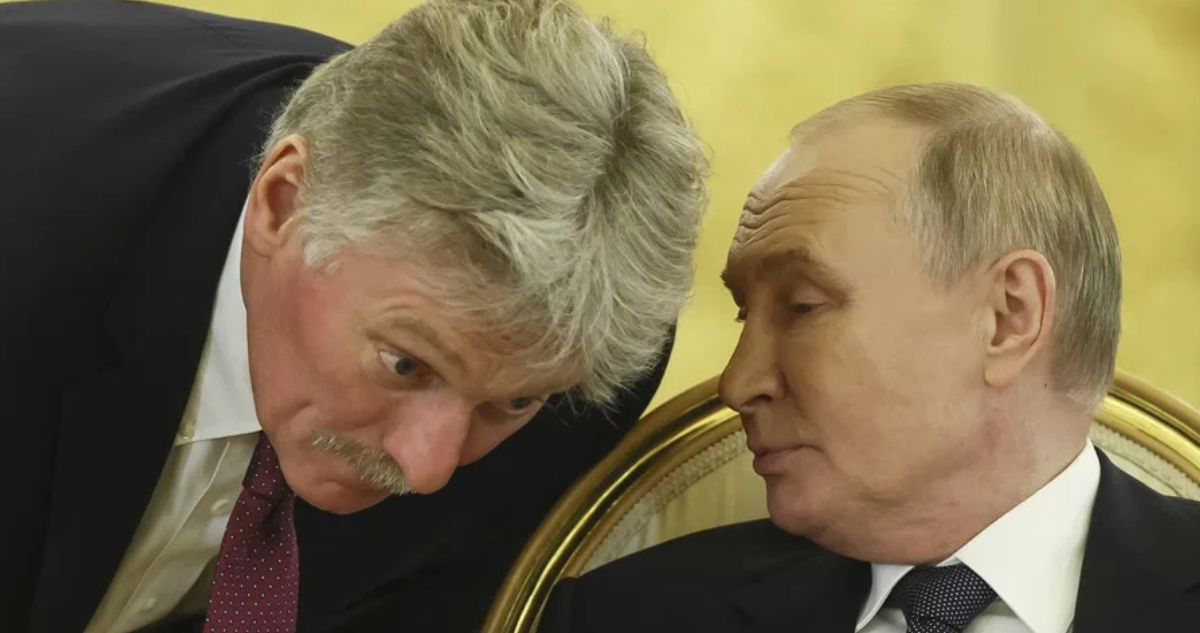 El presidente ruso, Vladimir Putin (d), habla con Dmitri Peskov, portavoz presidencial