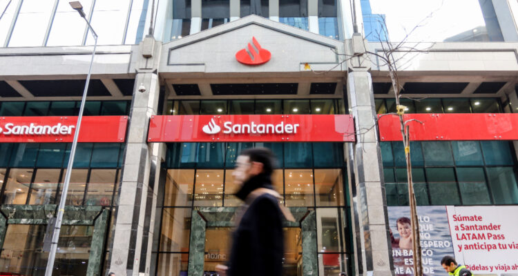 Reforma de Pensiones: Santander gestionará inversiones de fondo que respaldará el sistema previsional