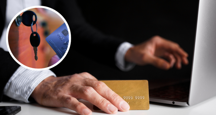 Hombre con tarjeta en su mano utilizando un computador. Y foto de llaves junto a tarjeta, para contextualizar secreto bancario.