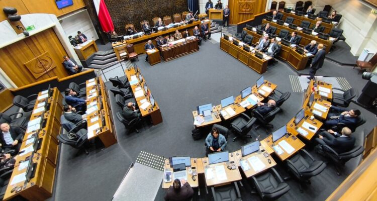 Senado podría votar en general la megarreforma este miércoles en medio de un quiebre en la oposición