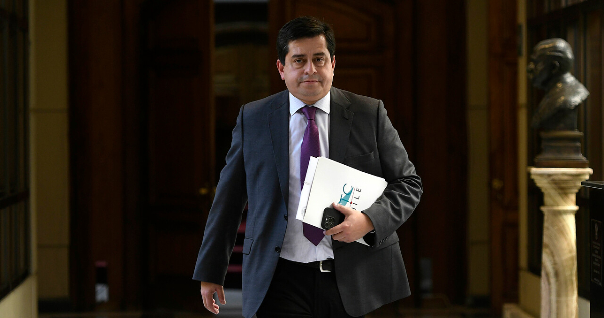 “Deje de disfrazarse de carabinero y haga la pega”: Araya acusa a Arrau de no tener plan de seguridad