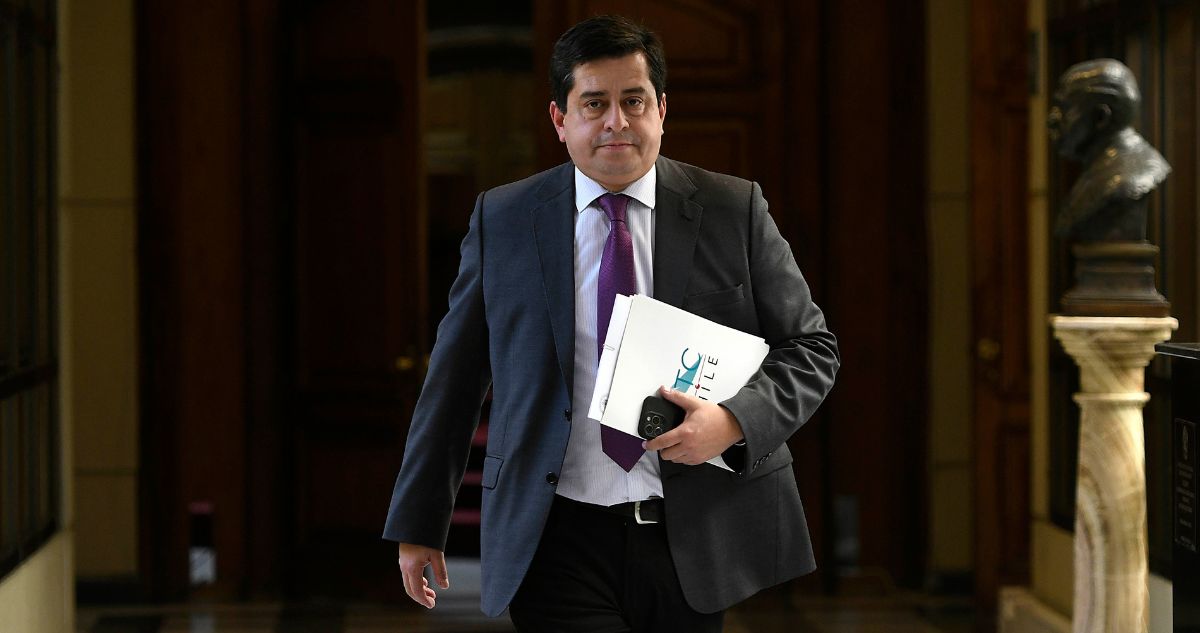 Senador Araya (PPD) explica moción para concursos de notarios con criterios previos a la reforma