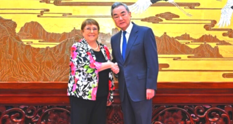 Sigue periplo de Bachelet en Pekín en el marco de candidatura a la ONU: se reunió con canciller chino