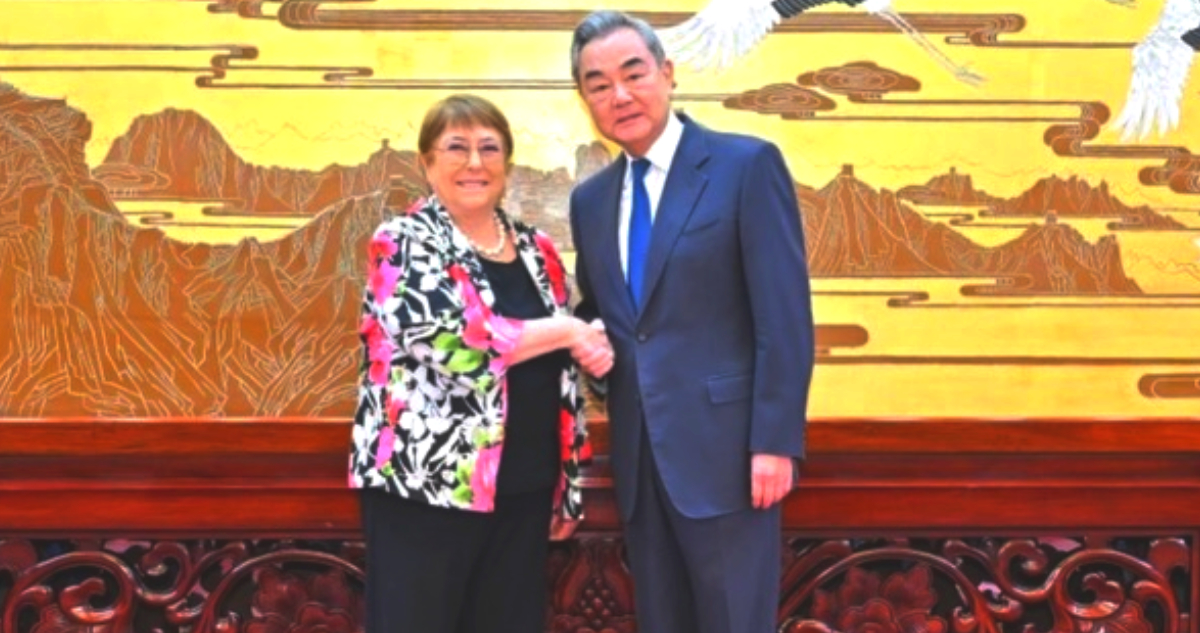 Sigue periplo de Bachelet en Pekín en el marco de candidatura a la ONU: se reunió con canciller chino