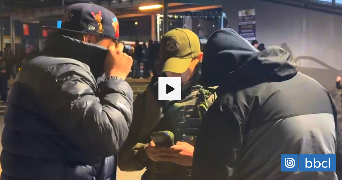 VIDEOS| Carabineros copa estaciones de la L2 del Metro de Sa