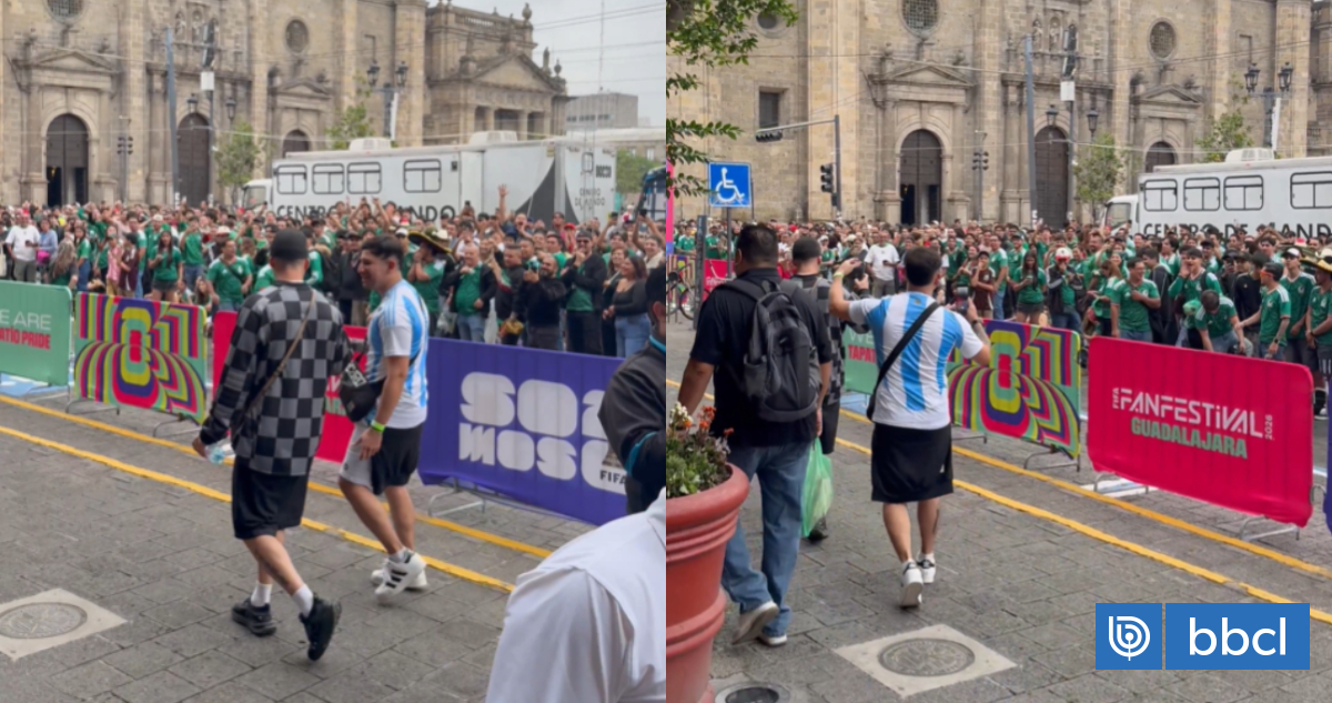 Solos ante una multitud: hinchas argentinos tapados en pifia