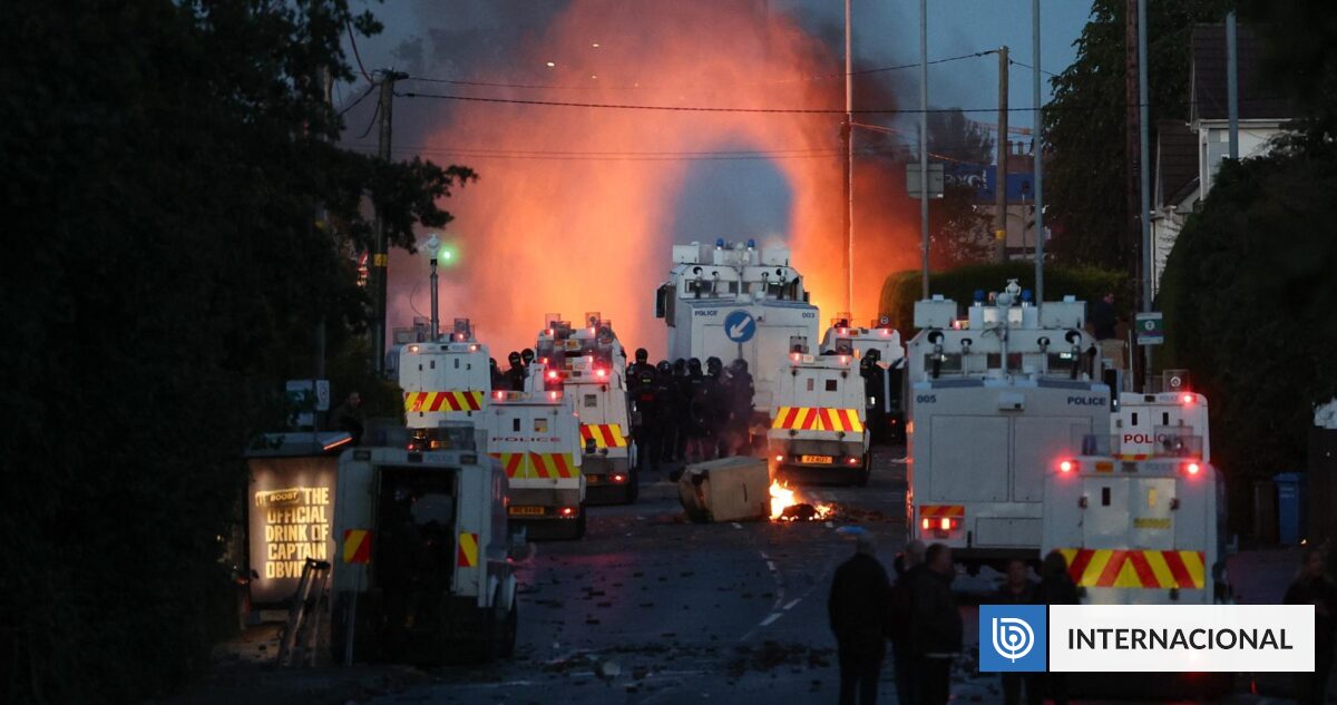 Reportan 12 policías heridos y 16 detenidos tras segunda noche de disturbios en Irlanda del Norte